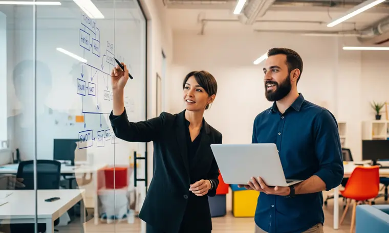Due manager, un uomo e una donna sui 30 anni, lavorano alla soluzione dei problemi emersi dalla SWOT Analysis | MentiPratiche